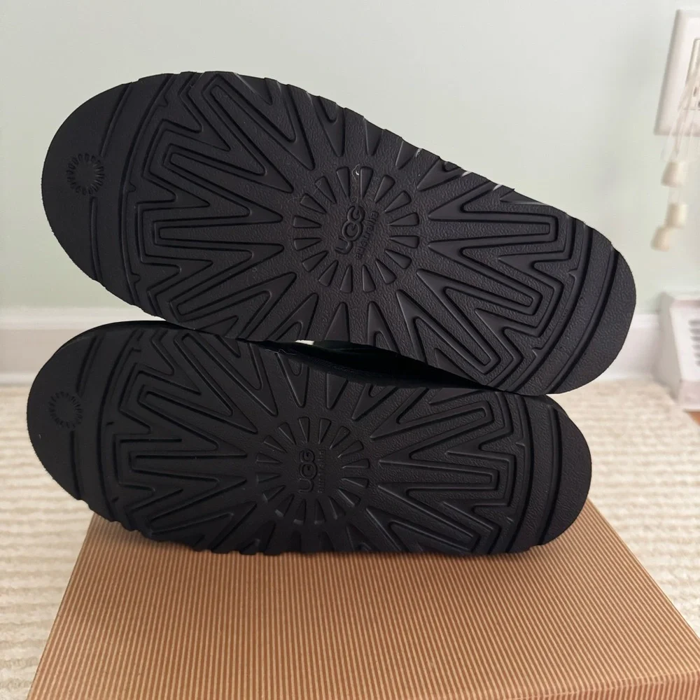 NWT Ugg kids Classic short boots